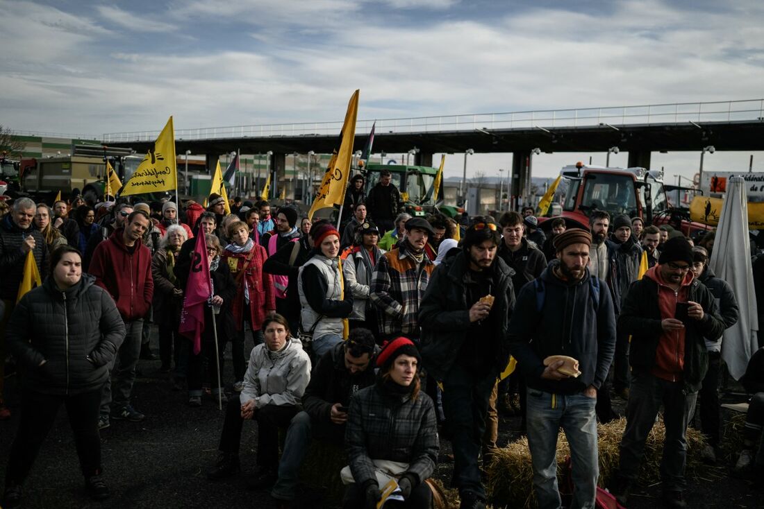 Agricultores mantêm cerco a Paris e aguardam anúncio do governo