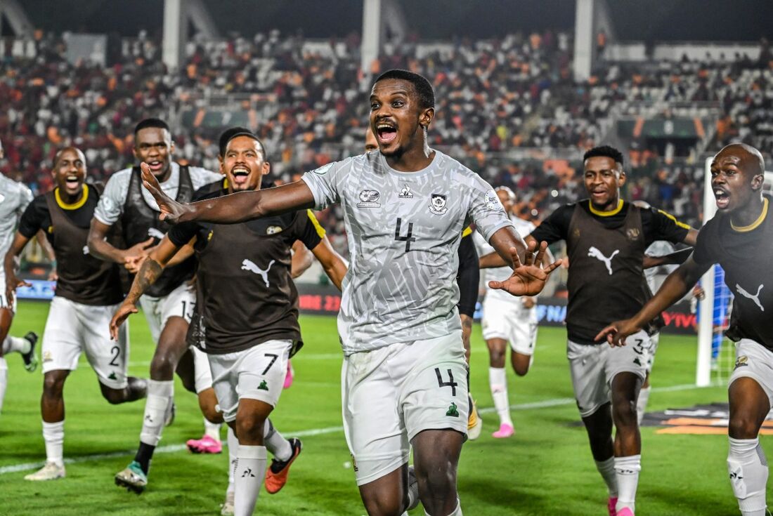 Jogadores da África do Sul celebram o segundo gol da vitória sobre Marrocos