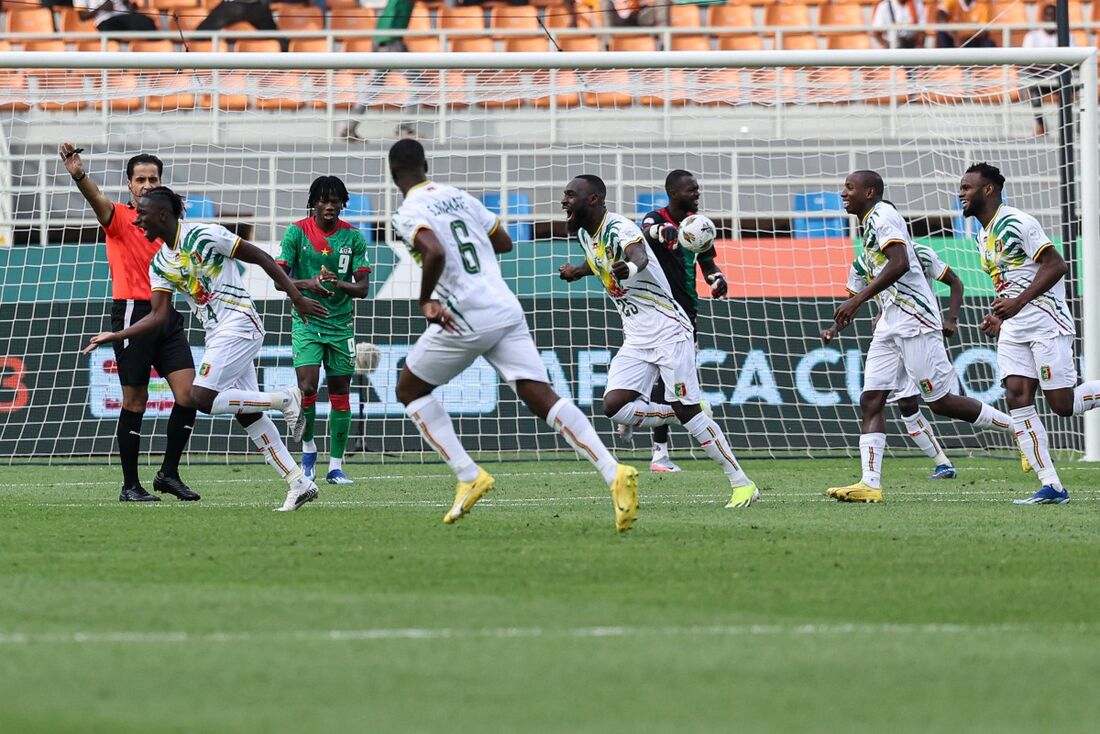 Jogadores de Mali durante a celebração do primeiro gol 