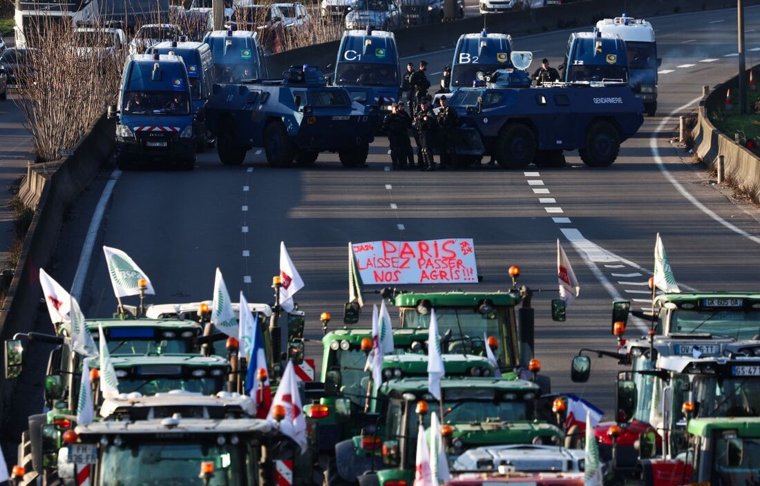 Agricultores franceses mantêm bloqueios nas principais rodovias para Paris pelo terceiro dia