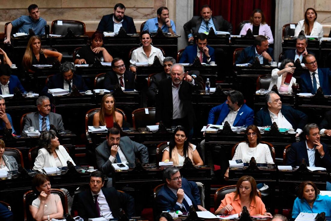 Deputado Hugo Yasky fala durante o debate do 'projeto geral' de reformas econômicas do governo no Congresso em Buenos Aires