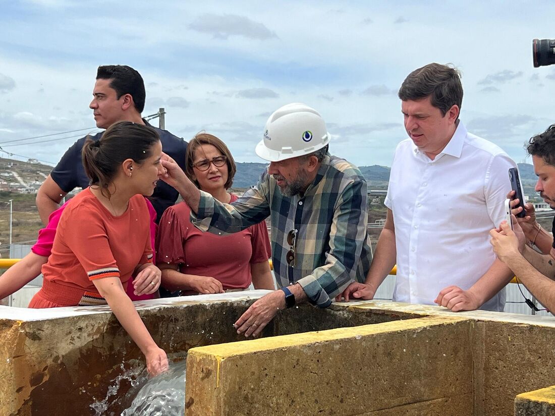 A água do São Francisco chegou a Caruaru no dia 11 de dezembro de 2023. Acima, a governadora Raquel Lyra toca na água acompanhada pelo secretário estadual de Recursos Hídricos, Almir Cirilo. Foto: Divulgação/SRHS-PE.