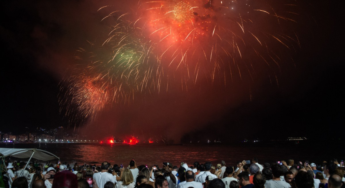 Público à beira-mar da Praia de Copacabana