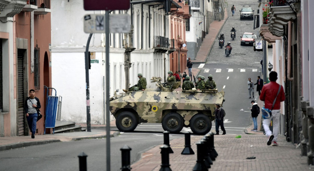 Tanque do Exército em rua de Quito, capital do Equador