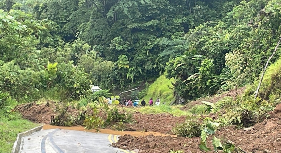 Deslizamento de terra em estrada na Colômbia