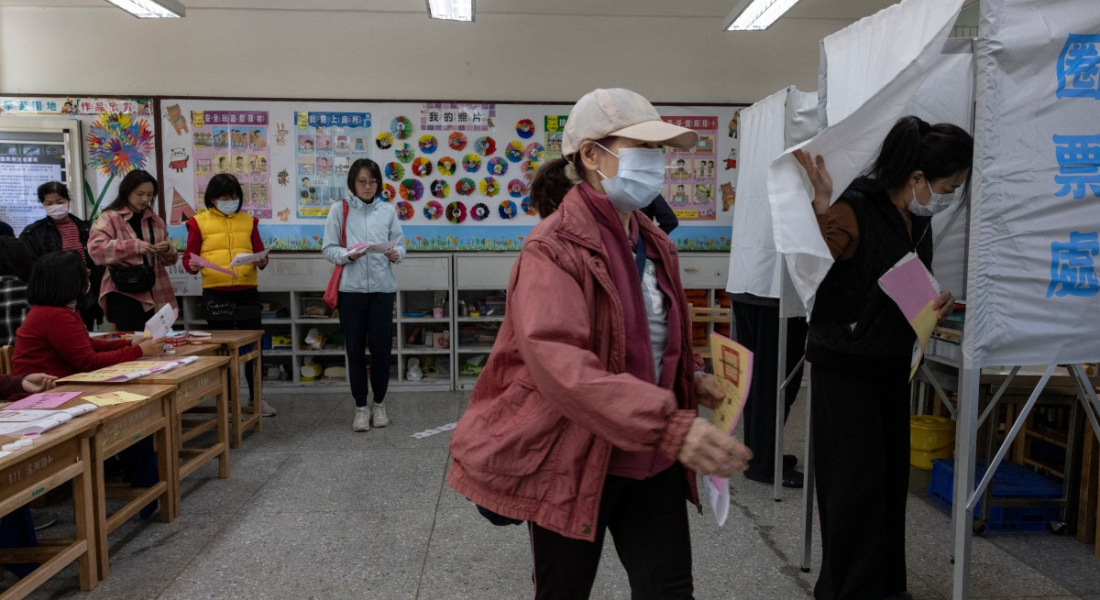 Moradores de Taiwan em local de votação