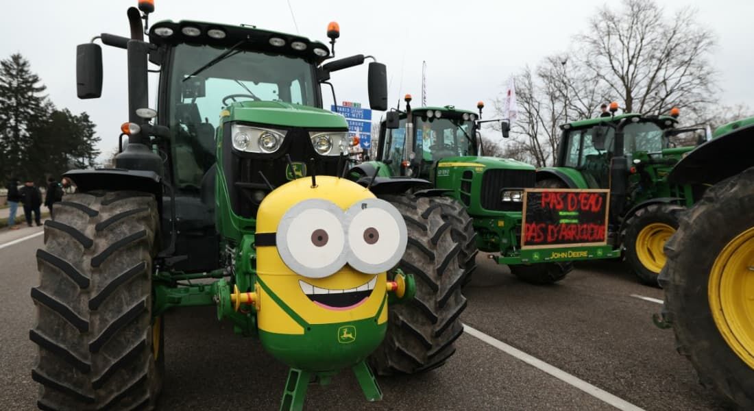 Agricultor com trator com Minion na frente participa de protesto na França