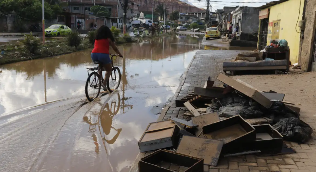 Rua alagada e móveis estragados após temporal no Rio de Janeiro