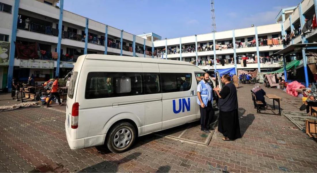  Agência das Nações Unidas de Assistência e Obras para os Refugiados da Palestina (UNRWA) do lado de fora de um de seus veículos estacionados no playground de uma escola administrada pela UNRWA 