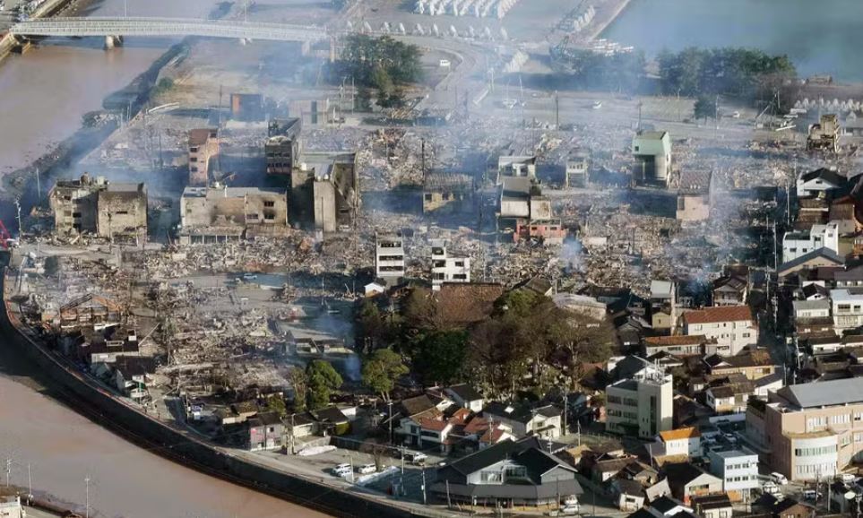 Destruição em Wajima após terremoto.