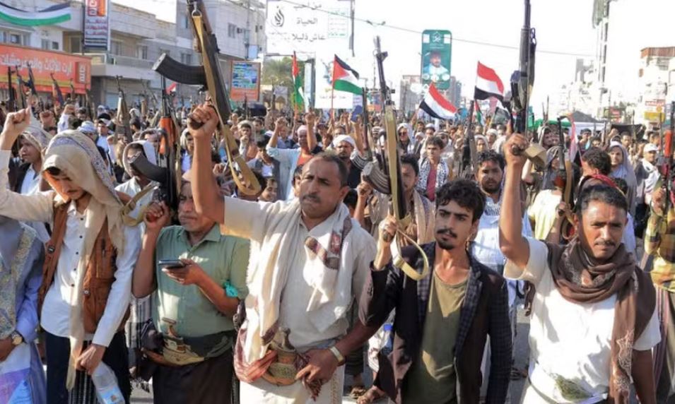 Pessoas participam de um protesto nas ruas da cidade de Hudeida, no Iêmen, para condenar os ataques das forças americanas e britânicas durante a noite contra a cidade controlada pelos rebeldes houthi 