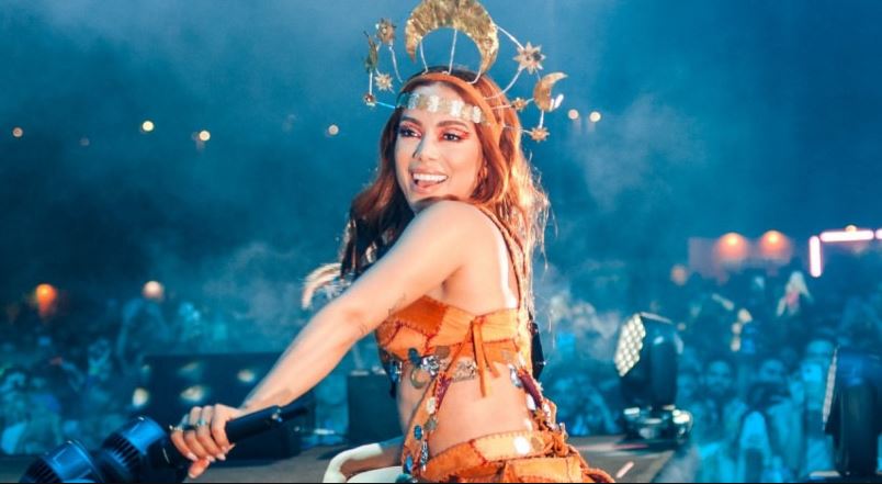 Cantora durante "Ensaios da Anitta" de 2023, na Arena Pernambuco, com fantasia em homenagem à Maria Bonita 