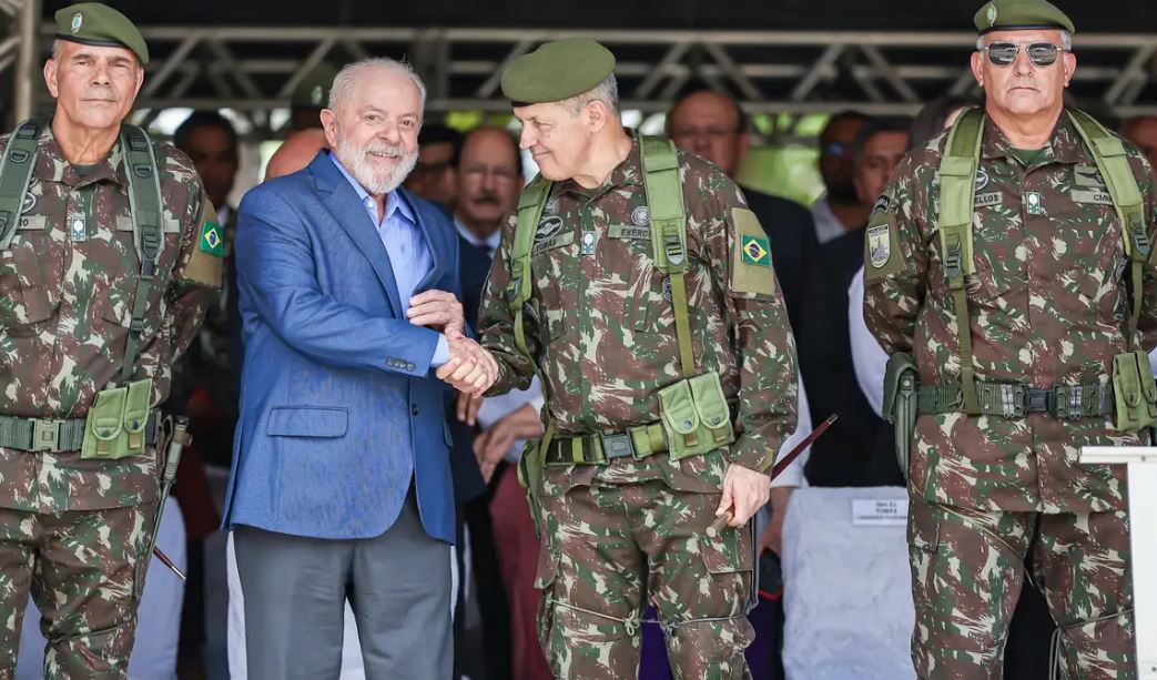 Lula cumprimenta o comandante do Exército, General Tomas Paiva, em evento onde assinaram Termo de Compromisso para a construção da Escola de Sargentos na Região Metropolitana do Recife.