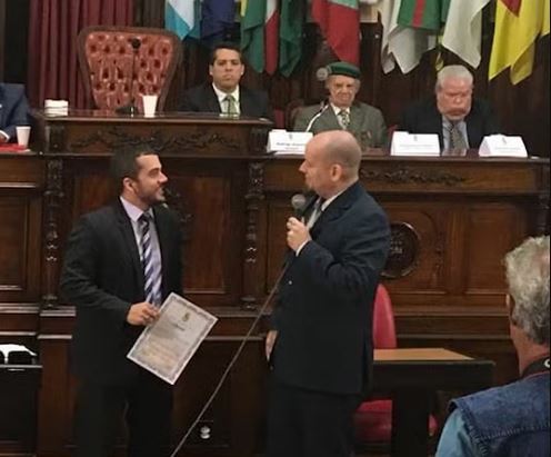 Zarranz recebendo a homenagem de Jordy no lugar de Gumercindo Rocha Dórea 