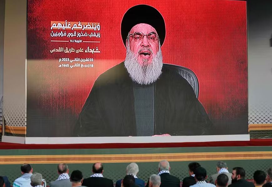 Apoiadores do Hezbollah ouvem discurso do líder do grupo xiita Hassan Nasrallah, em Beirute