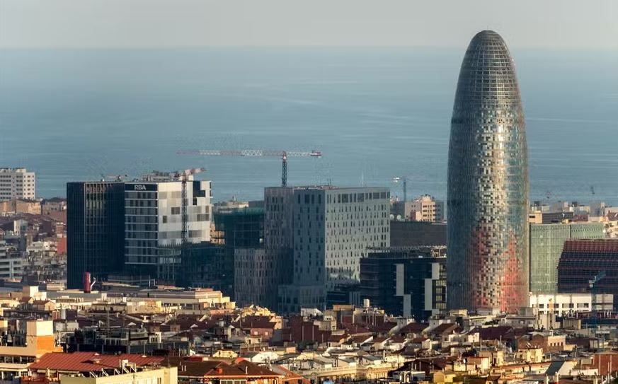 A torre Glòries de Barcelona, no destaque, onde funciona a terceirizada da Meta de moderação de conteúdo