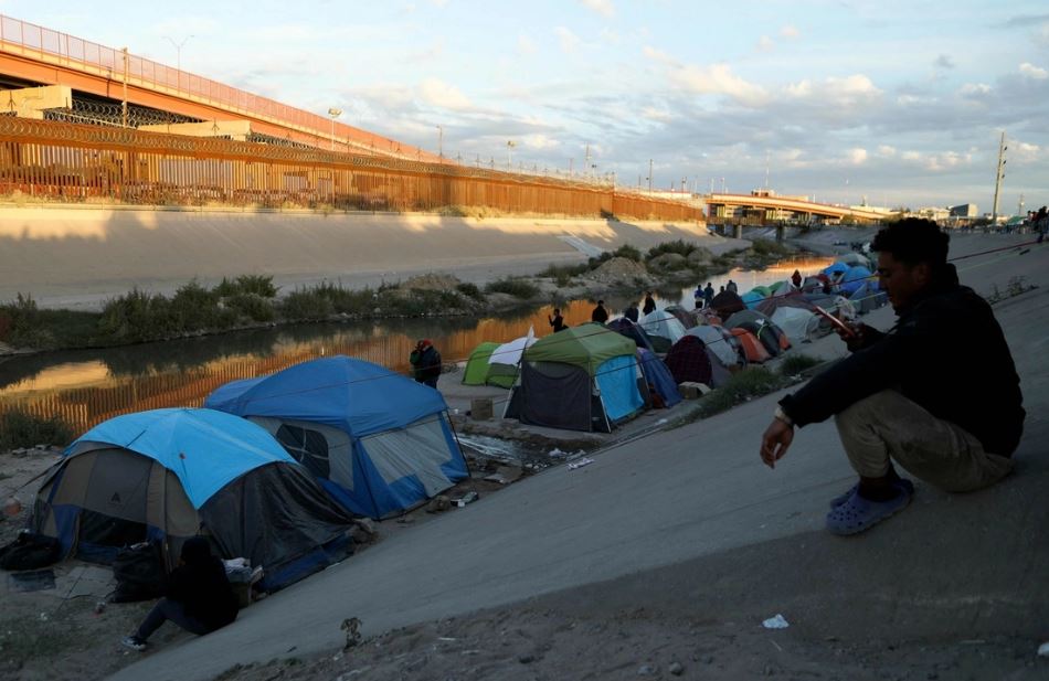 Centenas de migrantes permanecem fora do abrigo em Matamoros à espera de abrigo