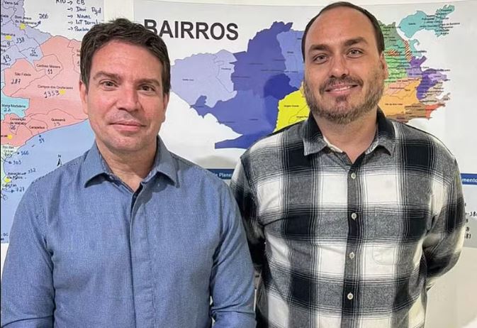 Alexandre Ramagem recebe a visita de Carlos Bolsonaro em seu gabinete