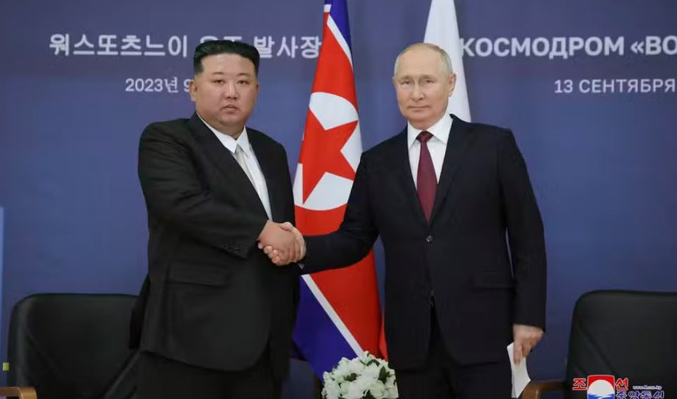 O líder da Coreia do Norte, Kim Jong Un (L), apertando a mão do presidente da Rússia, Vladimir Putin, durante sua reunião no Cosmódromo de Vostochny na região de Amur, na Rússia. 