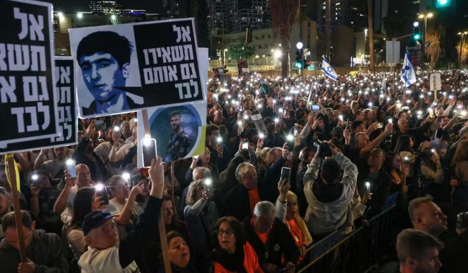 Manifestantes fazem ato em Tel Aviv para pedir retorno de reféns sequestrados pelo Hamas 