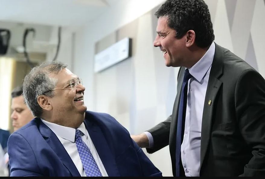 Flávio Dino fala com Sergio Moro durante sua sabatina no Senado 