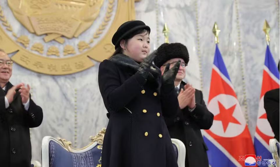 Ju-ae, filha do líder norte-coreano Kim Jong-un, assiste a desfile militar em 8 de fevereiro de 2023 pelos 75 anos de fundação das forças armadas da Coreia do Norte 