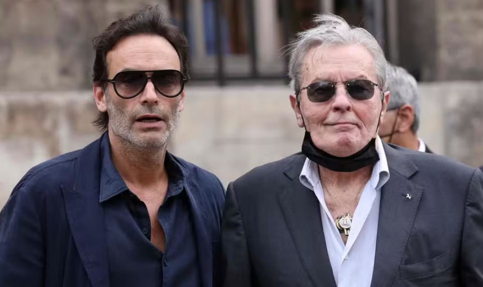 Alain Delon e o filho Anthony, em Paris 