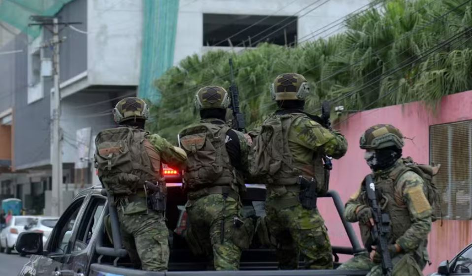 Forças de segurança equatorianas entram nas instalações do canal de televisão TC do Equador depois que homens armados invadiram o estúdio, em Guayaquil 