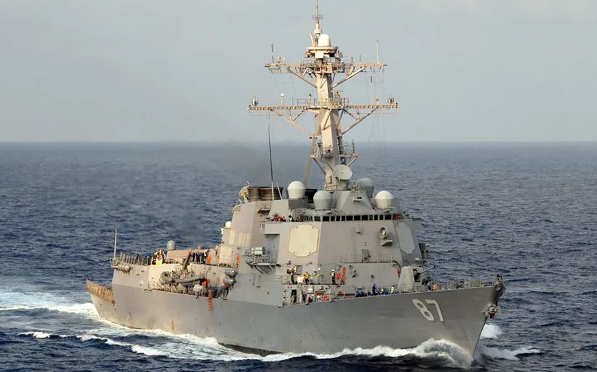 Navio de guerra americano USS Mason abateu um drone e um míssil balístico no sul do Mar Vermelho 