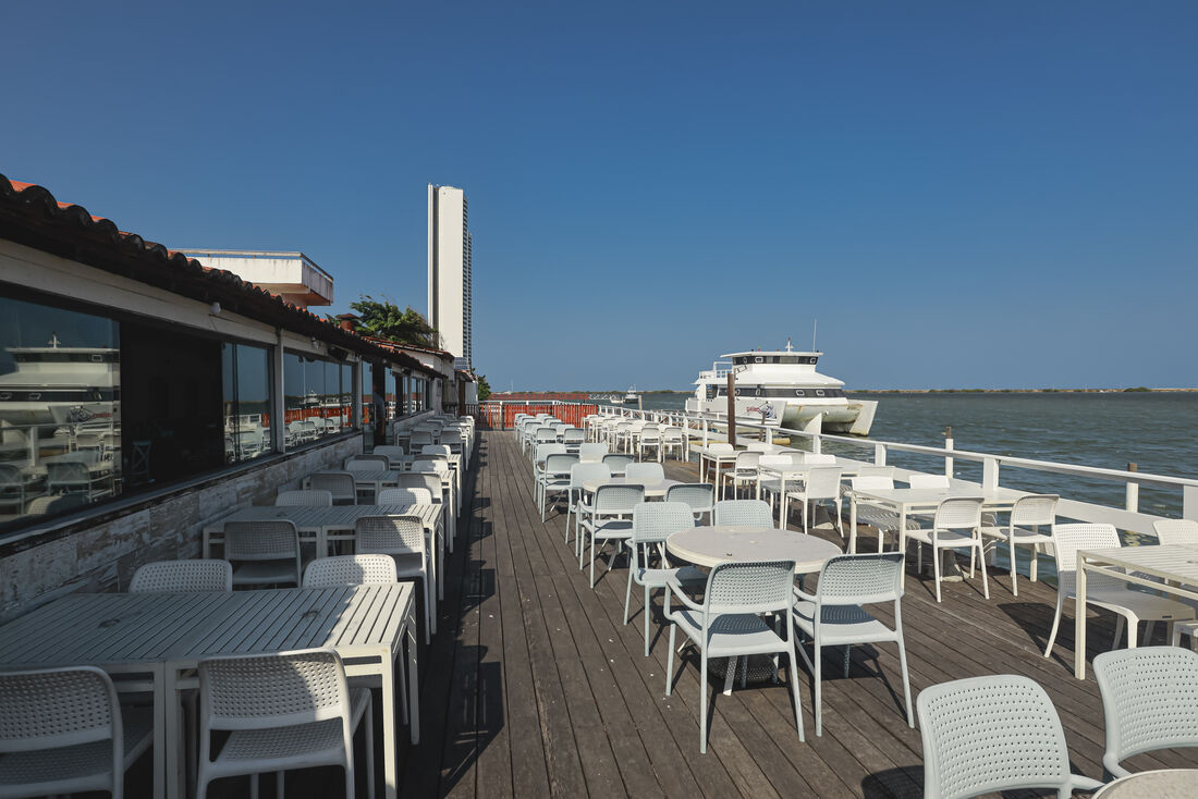 Restaurante oferece vista ampla do mar recifense