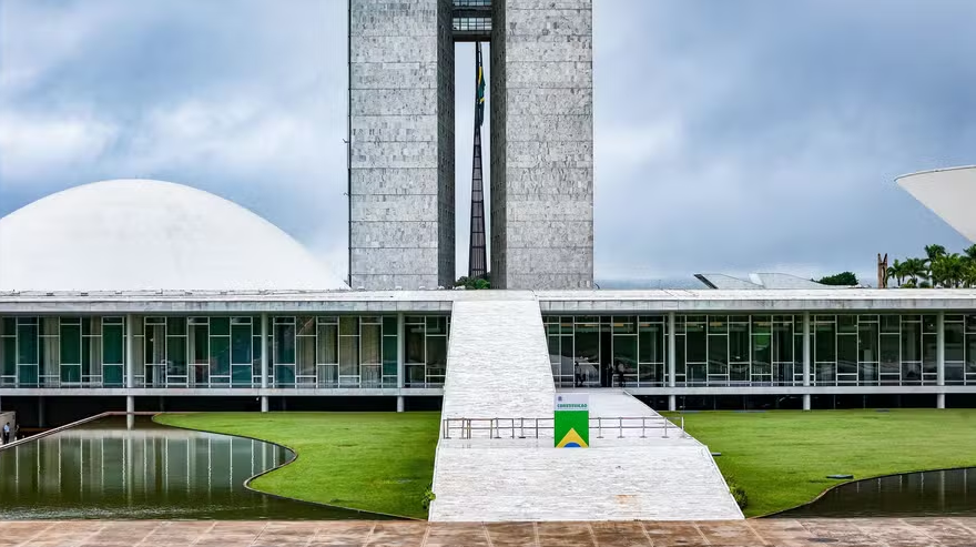 Sede do Congresso adornada por uma Constituição, em alusão a um ano do 8 de Janeiro