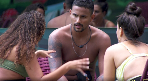 Giovanna, Fernanda e Lucas conversaram na área externa da casa