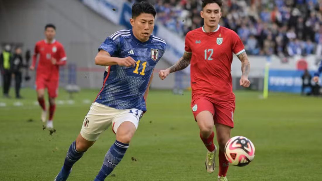 O japonês Mao Hosoya enfrenta a marcação do tailandês Nico Mickelsen no jogo entre Japão e Tailândia