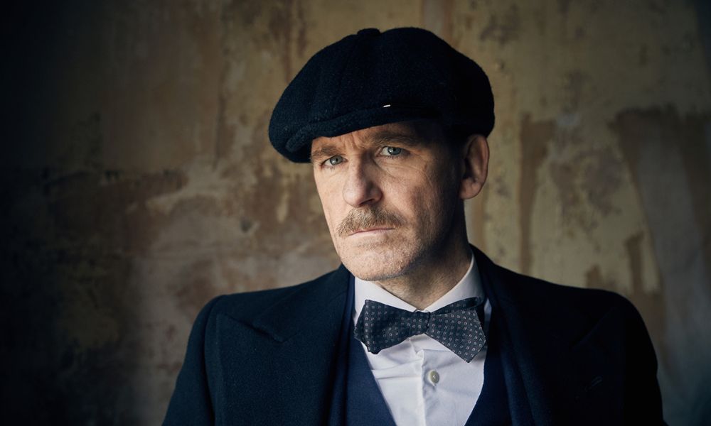 Intérprete de Arthur Shelby Jr. no sucesso da TV Peaky Blinders