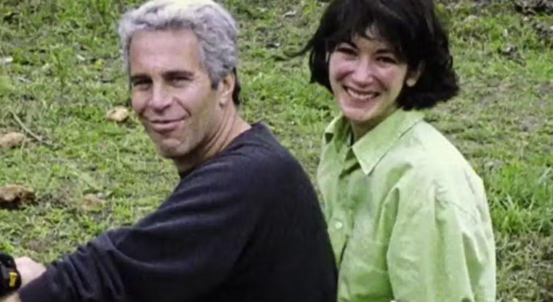 Jeffrey Epstein e Ghislaine Maxwell em trecho da série documental 'Who is Ghislaine Maxwell?', da HBO Max