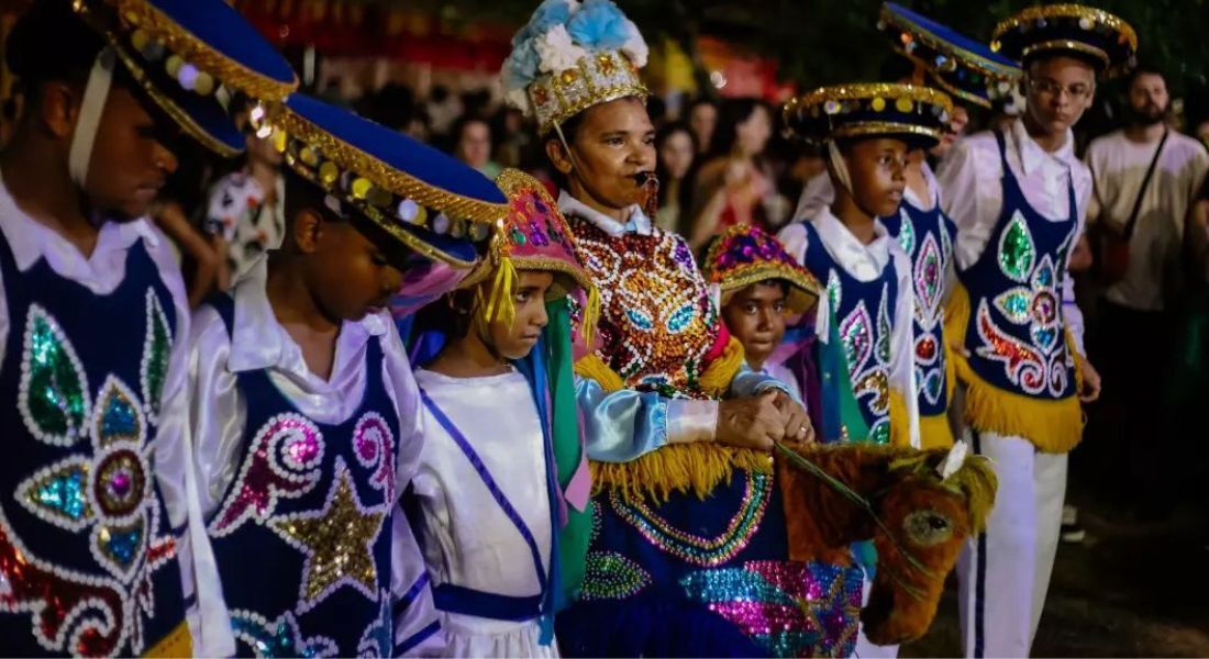 Registro em livro do Cavalo-Marinho é assinado pela produtora cultural Lorieli Queiroz