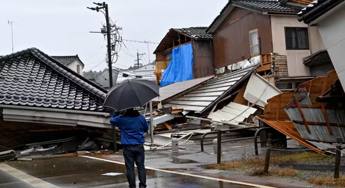 Fortes chuvas e ruas bloqueadas pelos escombros de casas dificultaram as ações de resgate no Japão