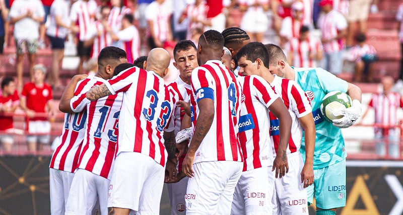 Elenco do Náutico antes da bola rolar contra o Flamengo de Arcoverde