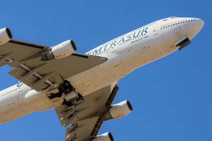 Boeing 747-300 da empresa venezuelana Emtrasur decola do aeroporto de Córdoba, na Argentina