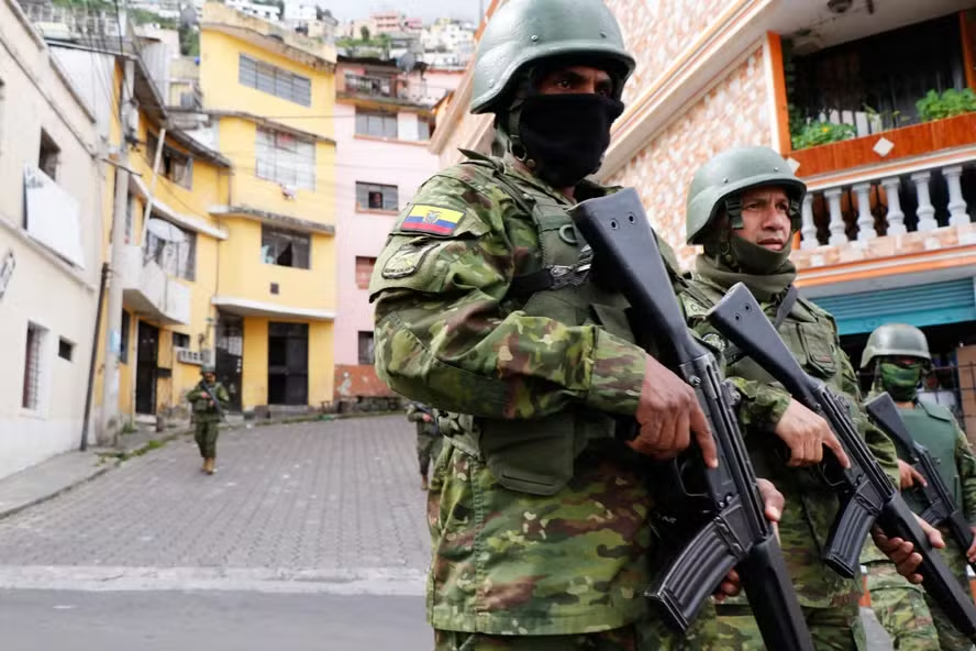 Membros das Forças Armadas do Equador em operação nas ruas de Quito