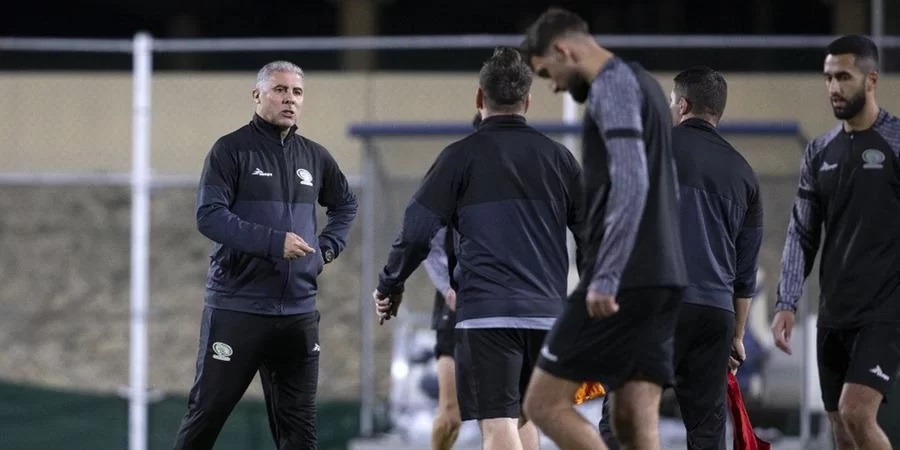 Treinador da Plaestina, Makram Dabo, em treinamento com os jogadores