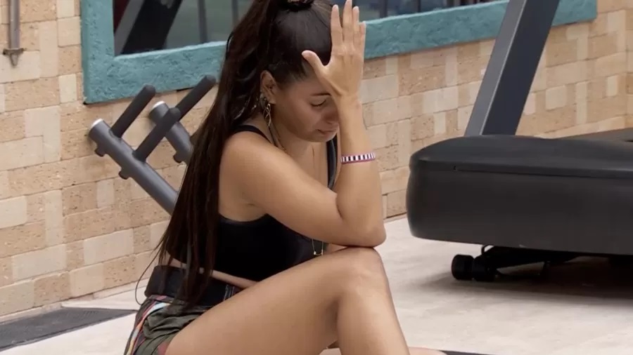 Fernanda chora por estar se sentindo isolada na casa do BBB 24