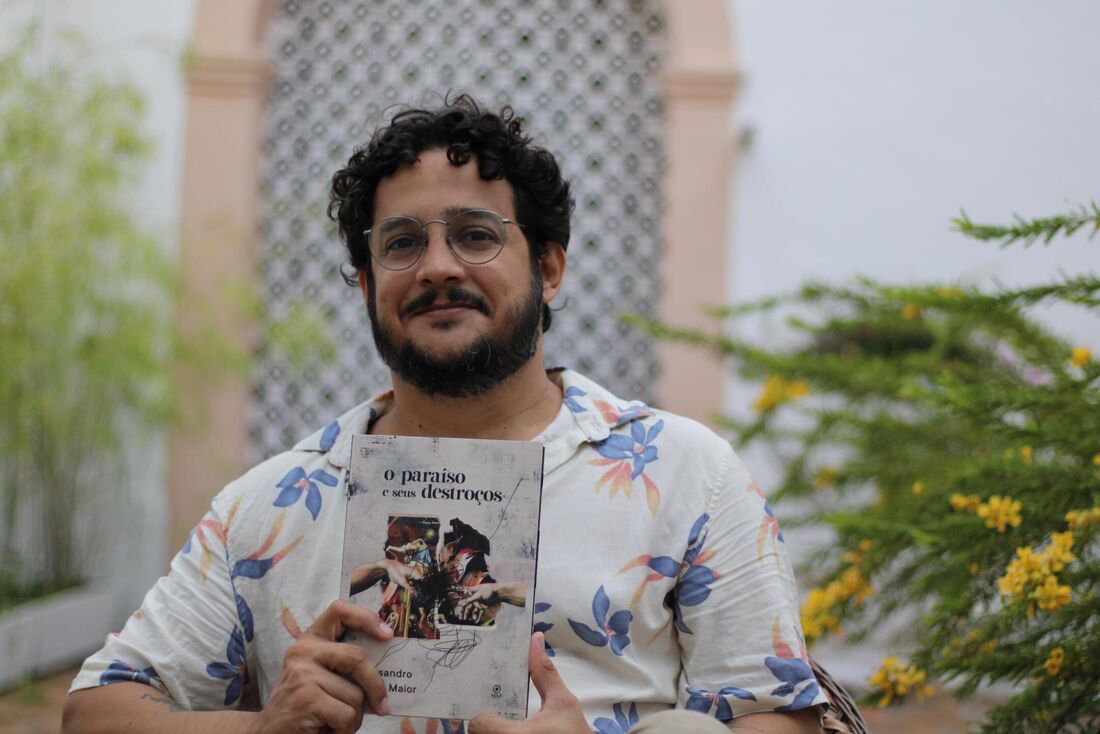 O escritor Alexsandro Souto Maior lança livro de poemas, nesta quinta (11), no Recife