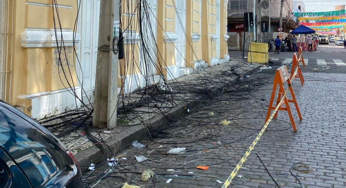 Fios retirados de postes no Bairro do Recife