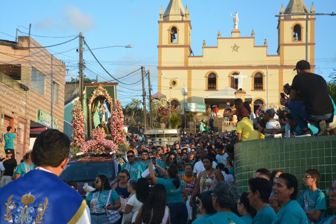 Religiosos acompanham procissão em homenagem a Nossa Senhora da Penha, em Gameleira