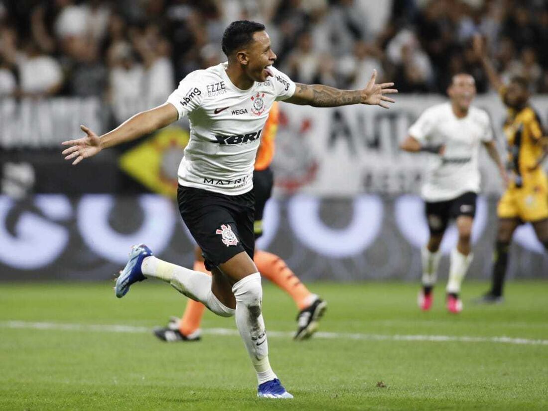 Arthur Souza, autor dos três gols do Corinthians