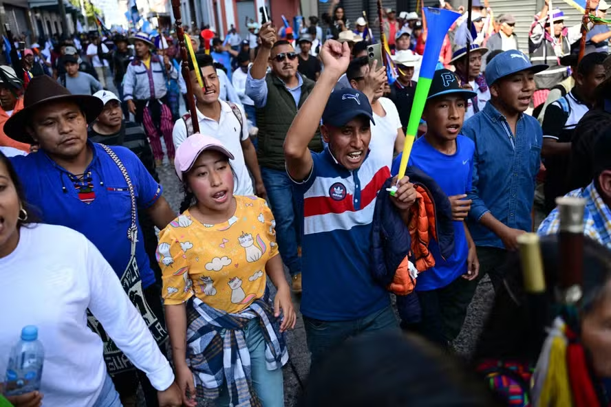 Público protesta do lado de fora do local onde se realiza a cerimônia de posse de Arévalo, na Guatemala 