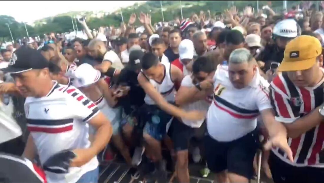 Tumulto na entrada da torcida do Santa Cruz na Arena de Pernambuco