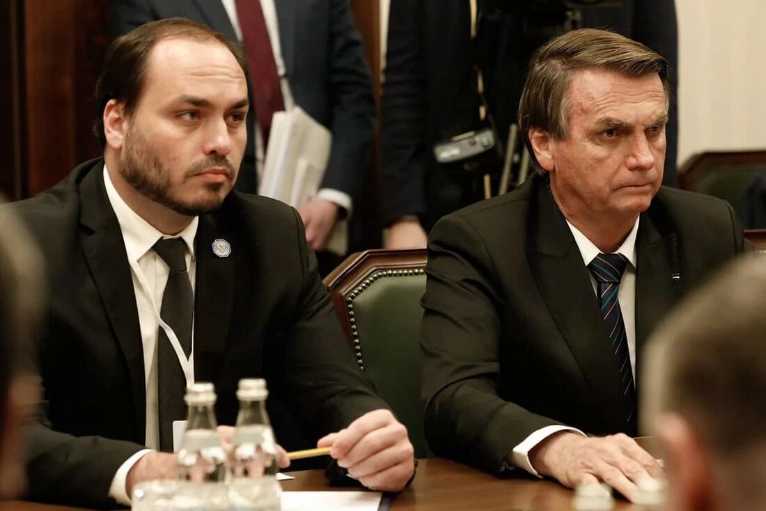 Carlos Bolsonaro com o seu pai, o ex-presidente Jair Bolsonaro