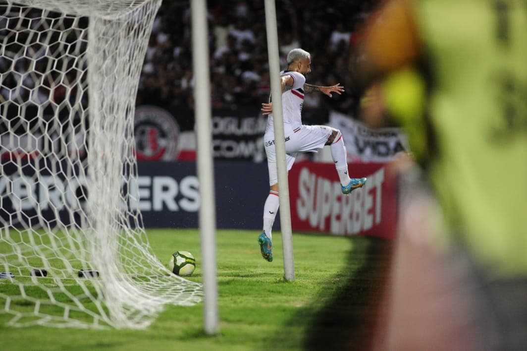 João Diogo comemorando o gol contra o Flamengo-PE